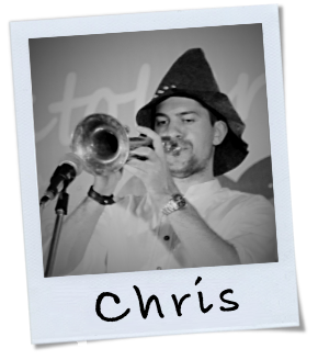 Chris ist der Trompeter und Bassist der Band!