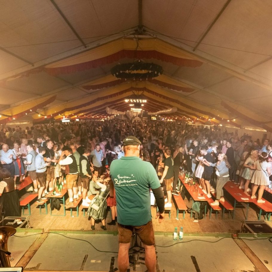 Weinfestband aus Franken Die Weinfestband aus Franken sorgt für ein volles Zelt und grandiose Stimmung