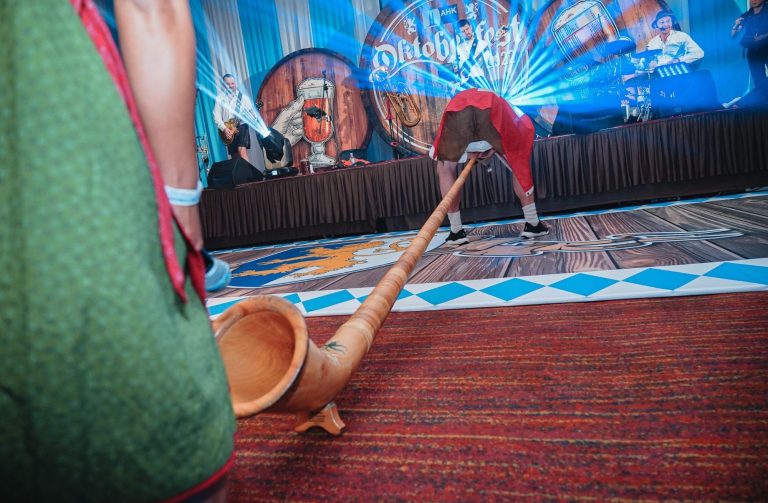 Einzigartige Oktoberfestshow mit Alphorn Oktoberfestshow einzigartig